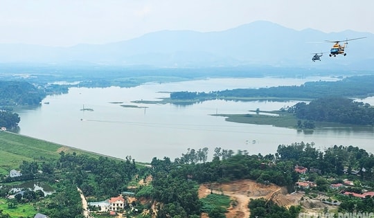 Đồng Mô tuyệt đẹp nhìn từ ô cửa trực thăng