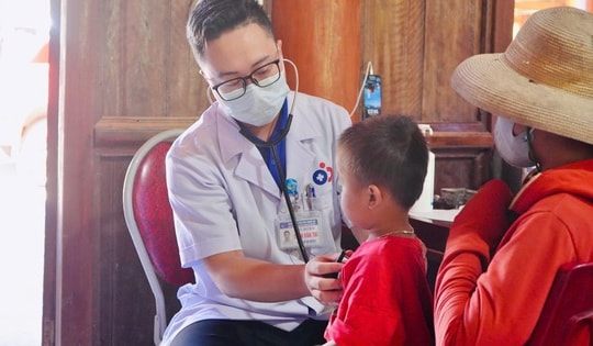 Khám bệnh, tặng quà cho trẻ em và người dân vùng lũ Mỹ Lý