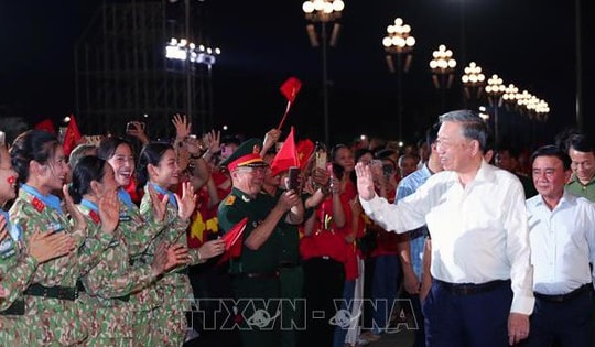 Tổng Bí thư dự Chương trình chính luận nghệ thuật 'Dưới cờ vinh quang'