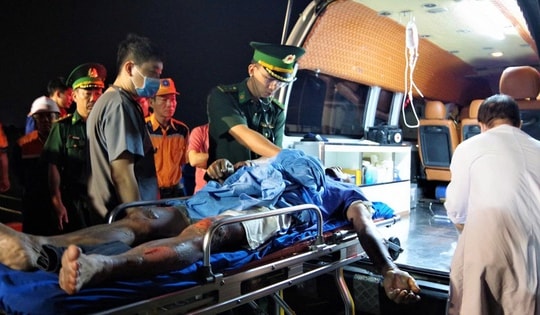 Giải cứu 20 thuyền viên tàu chở dầu bốc cháy ngoài khơi Côn Đảo