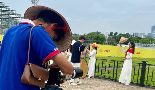 Thợ ảnh kiếm tiền triệu mỗi ngày nhờ chụp áo dài, cờ Tổ quốc trước dịp 2/9