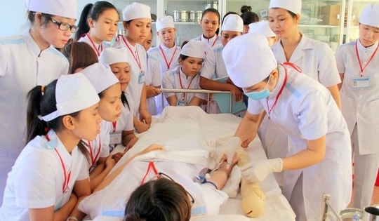 Giai đoạn 2025-2030: Đề xuất nhiều chính sách hấp dẫn về học phí, học bổng để thu hút sinh viên ngành Y