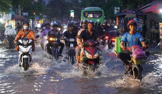Áp thấp nhiệt đới đang hoạt động trên khu vực Biển Đông, Nam Bộ mưa dông mạnh