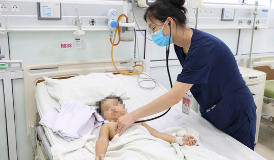 Bé trai đuối nước ở bể bơi, gia đình suýt mất con vì sơ cứu sai cách