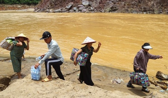 Nghệ An: Người dân các bản bị cô lập chủ động vận chuyển nhu yếu phẩm qua sông