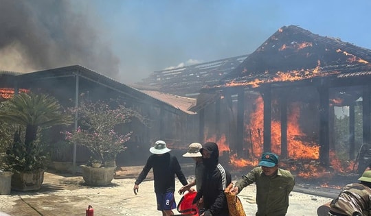 5 căn nhà gỗ quý bốc cháy dữ dội, thiệt hại khoảng 7 tỷ đồng