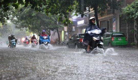 Hà Nội mưa dông kèm lốc sét, nhiều khu vực cục bộ có mưa lớn