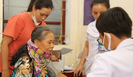 Y bác sĩ TP HCM đến với bà con vùng tâm lũ miền Tây Nghệ An