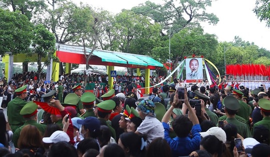 Lực lượng Công an diễu hành giữa biển người dõi theo tại trung tâm Hà Nội