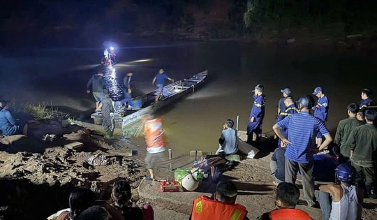 Xuyên đêm tìm kiếm thanh niên mất tích khi tắm sông Sê Pôn