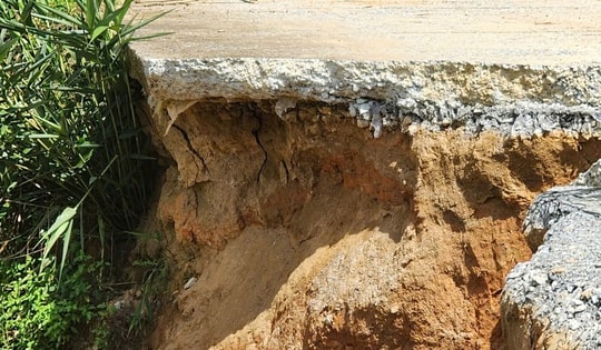 Sạt lở nghiêm trọng tuyến đường huyết mạch vào bản vùng cao, nguy cơ cô lập hơn 1.000 người dân