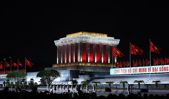 'Dưới cờ vinh quang' và khoảnh khắc đổi gác tại Lăng Bác lay động hàng vạn khán giả