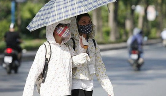 Miền Bắc chuyển mưa dông, miền Trung vẫn nắng nóng gay gắt