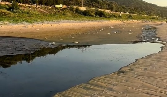 Xuất hiện dòng nước đen ngòm chảy ra biển Mũi Né, du khách bức xúc