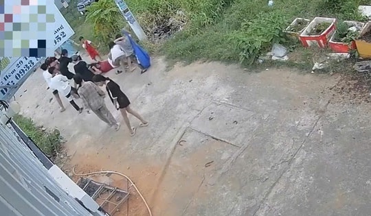 Nhóm thiếu niên đánh hội đồng bé gái 12 tuổi tại khu đất trống