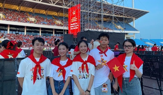 Giới trẻ rực rỡ sắc đỏ sao vàng trước thềm Quốc khánh 2/9