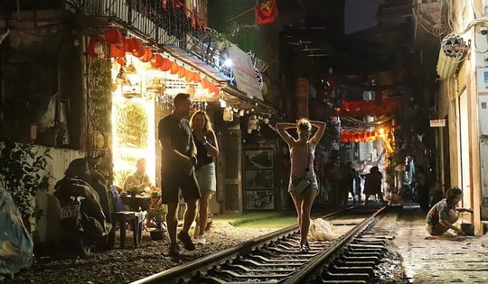 Hà Nội vẫn xảy ra nhiều vụ tai nạn đường sắt, 'cà phê đường tàu' bị yêu cầu xử lý