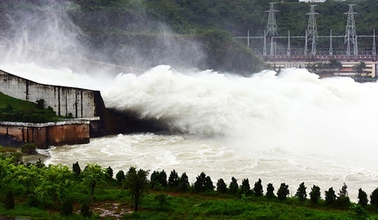 Mở cửa xả đáy thủy điện Sơn La ứng phó với mưa lớn