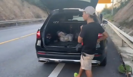 Xử lý tài xế dừng ô tô trên cao tốc để đi câu cá