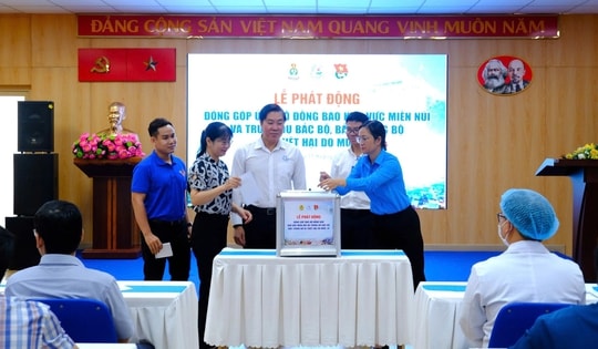 Bệnh viện Đa khoa Thủ Đức quyên góp ủng hộ đồng bào bị lũ lụt