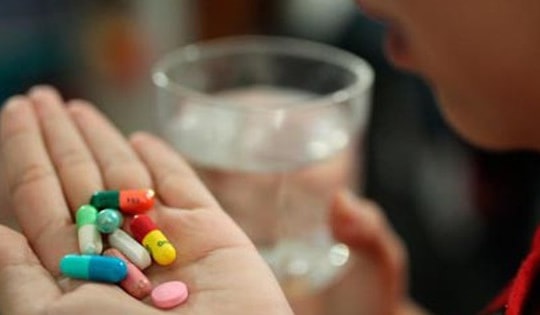 Táo bón, khó đi ngoài có thể là phản ứng phụ của thuốc