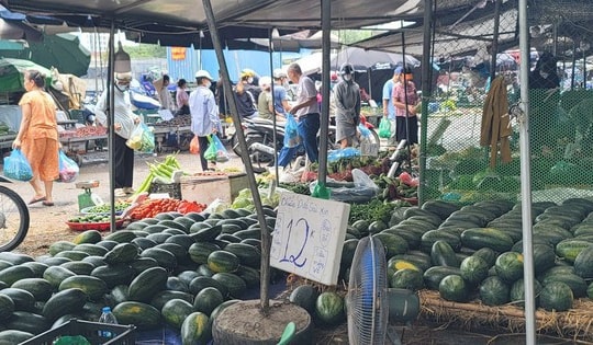 Hà Nội tồn tại 85 chợ tạm, chợ cóc, nguy cơ mất an toàn vệ sinh thực phẩm, an toàn giao thông