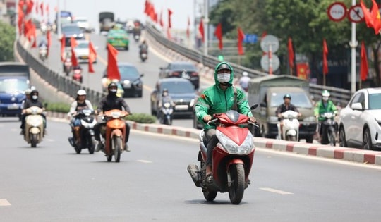 Miền Bắc oi nóng trên 36 độ ở đồng bằng, mưa dông mạnh vùng núi