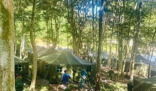 Dựng nhà bạt giúp dân bản Phá Mựt vượt qua cảnh 'màn trời chiếu đất' sau lũ