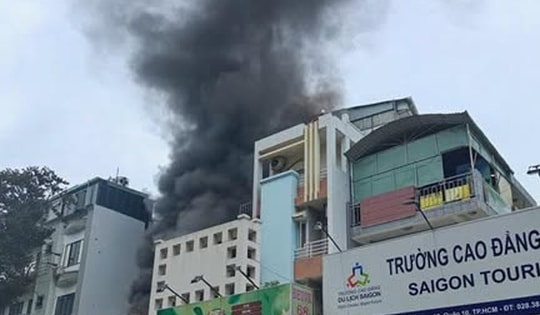 TP Hồ Chí Minh: Cháy nhà 3 tầng, giải cứu cụ bà ra ngoài an toàn