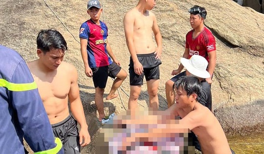 Thiếu niên chết đuối ở hốc đá sâu khi đi dã ngoại cùng gia đình