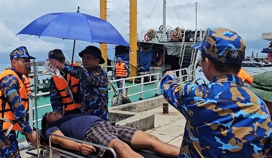 Tàu hải quân kịp thời đưa ngư dân gặp nạn đi cấp cứu