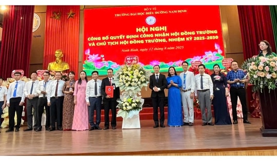 Thứ trưởng Nguyễn Tri Thức trao quyết định công nhận Chủ tịch Hội đồng Trường Đại học Điều dưỡng Nam Định