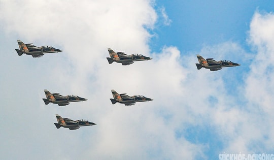 Máy bay trinh sát Yak-130 ‘xé mây’, tạo khoảnh khắc ngoạn mục