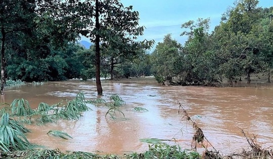 Lũ quét tại xã Đạ Huoai 3, hàng trăm người xuyên đêm khắc phục hậu quả