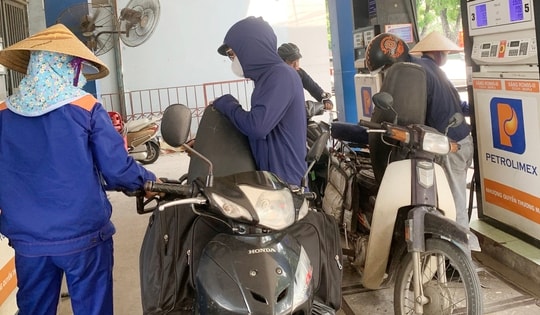 Giá xăng bất ngờ giảm sau 2 lần tăng, RON95 còn 19.884 đồng/lít