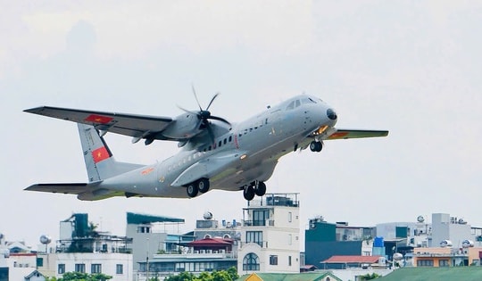 Vận tải cơ hiện đại nhất Không quân Việt Nam sải cánh, thao luyện trên bầu trời Hà Nội