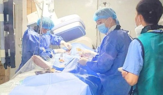 2 giờ thay nhau ép tim liên tục, 15 lần sốc điện bác sĩ 'kéo' bệnh nhân trở về từ cõi chết