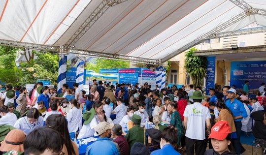 'Long Châu sẻ chia - Hành trình sức khỏe' mang yêu thương và dịch vụ y tế đến với bà con A Lưới, TP Huế