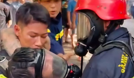 Giải cứu người đàn ông nghi tự phóng hỏa đốt nhà mình