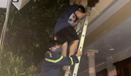 Cứu 5 người thoát khỏi đám cháy căn nhà 2 tầng trong đêm