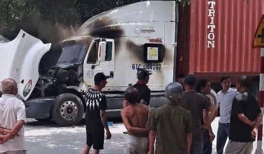 Người đàn ông đâm đôi nam nữ rồi tự thiêu trên xe container