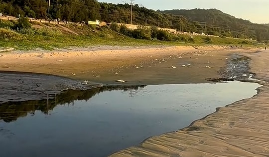 Sự cố bồn lọc nước thải khiến biển Mũi Né xuất hiện dòng nước đen ngòm