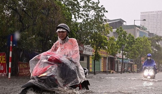 Hà Nội sắp mưa dông mạnh xua tan oi nóng