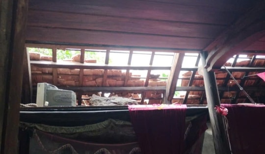 Lốc xoáy thổi tốc mái nhiều nhà dân