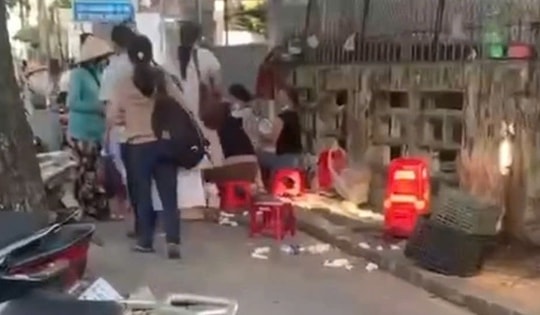 Xôn xao clip người bán hàng vỉa hè ở Huế rửa tô trong chớp nhoáng