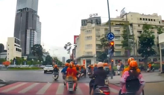 Xử phạt 10 người mặc áo cam chạy Vespa vượt đèn đỏ ở trung tâm TPHCM