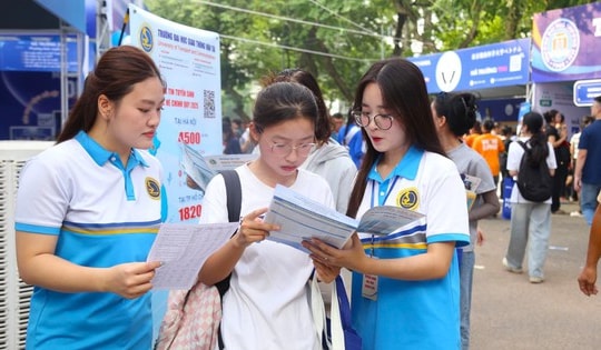 Điểm chuẩn các ngành 'hot' năm 2025 có thể cao hơn dự kiến