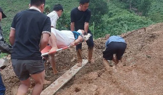 Cán bộ y tế, dân bản vượt sạt lở đưa sản phụ đến bệnh viện