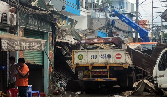 Hiện trường vụ nổ ở TPHCM: Ít nhất 4 nhà dân bị hư hỏng nặng