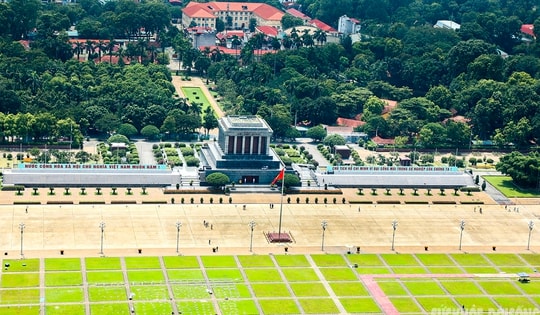 Trung tâm Hà Nội nhìn từ trực thăng quân sự